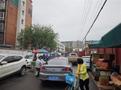 记者帮忙丨菜市场附近乱停乱放 堵塞道路影响交通