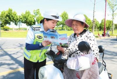 致敬高温下的劳动者|铿锵女警头顶热浪执勤忙