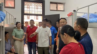 监利市蒲公英爱心协会与市知联会携手援助华容县受灾群众