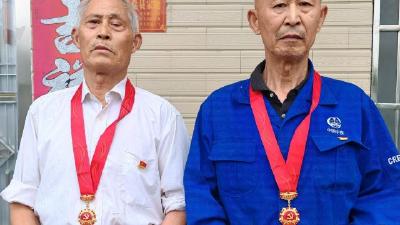 监利俩兄弟同获“光荣在党50年”纪念章