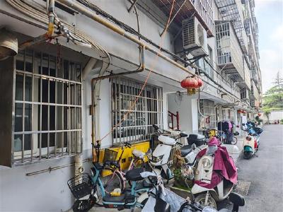 江汉风调查丨老旧小区改造留“尾巴” 电动车棚拆了不修是为何？