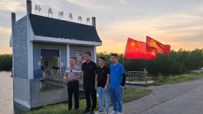 监利市知联会与金源建材市场爱心者慰问抗洪抢险一线人员