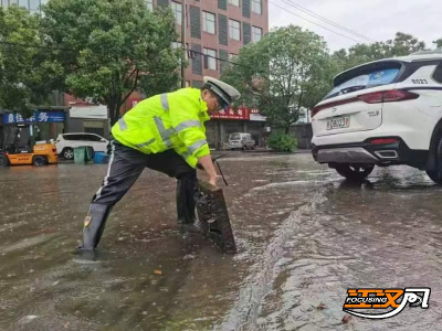 刚刚，暴雨倾盆！荆州交警一路喊话提醒……