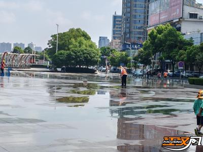 迎战强降雨|雨后“洁城”不停歇  冲洗清淤亮新颜