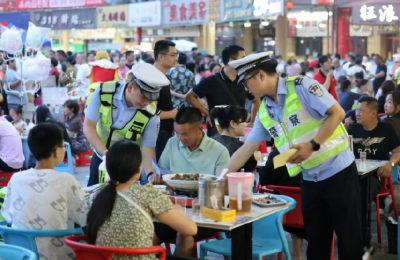 倾“警”全力 守护当“夏” ——荆州交警扎实推进夏季交通安全突出风险专项整治行动