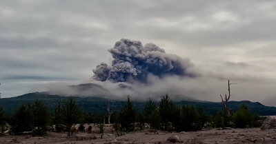 火山灰柱高度达8000米！俄罗斯一地发布飞行安全预警