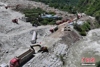 四川康定山洪泥石流已致10死17失联，直击救援现场→