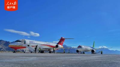 C919首次飞抵拉萨，国产商用飞机相聚青藏高原