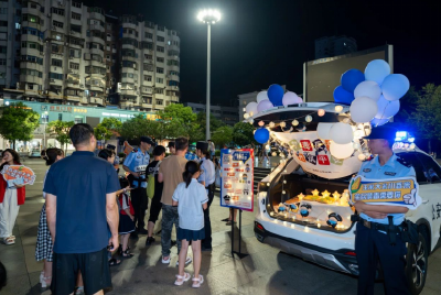 沙市区：警车后备箱惊艳亮相集市