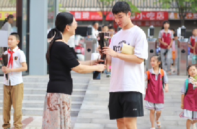 石首市文昌小学：鲜花礼赞教师节 浸润浓浓师生情