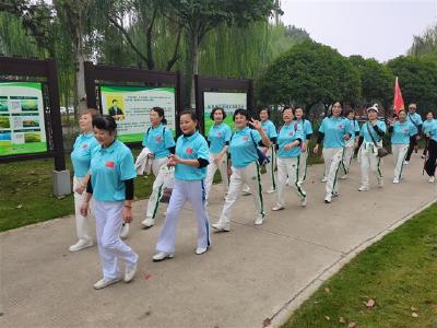  健步展风采！湖北省重阳登高（持杖健走、健步走）荆州分会场活动举行