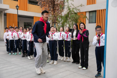 天南地北荆州人｜奥运冠军谌龙回荆州了，现场与小学生“比拼”羽毛球