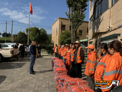 喜迎环卫工人节：沙市城管情系环卫工人爱心送服装