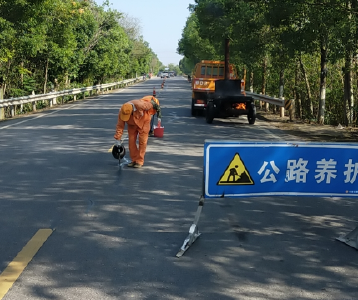 抢抓时机忙缝养，缝出美丽平安路——松滋市公路事业发展中心开展路面灌缝工作