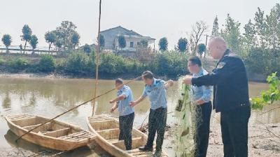 监利市农业综合执法大队联合柘木乡打击非法捕捞