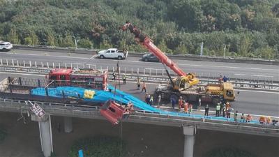 高架桥上货车悬空欲坠 消防紧急救援