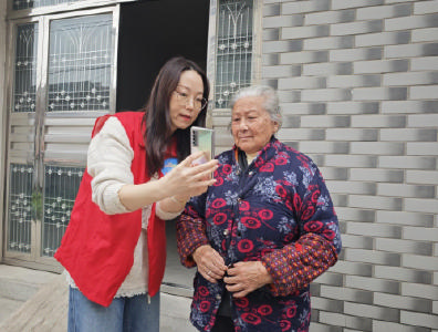 荆州区郢城镇郢南村开展关爱老人，高效完成高龄津贴认证