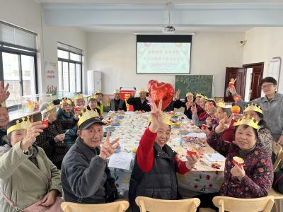 荆州区民主社区举行“温情相伴 乐享银龄”老人集体生日会活动