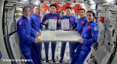 交接完成 神十八航天员乘组将于11月4日返回地球 