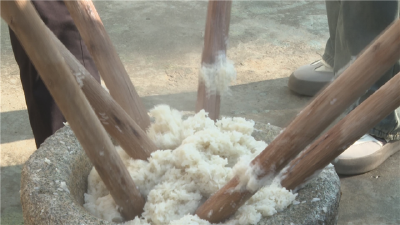 荆州石首：邻里共打糍粑 传承传统迎新年