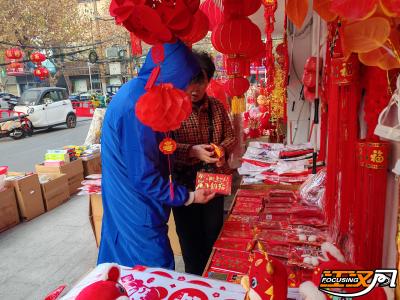 春节饰品市场红红火火 年味满满待团圆