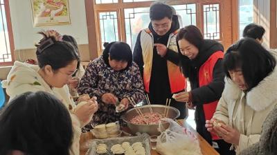 荆州市四叶草江陵县马家寨乡社工开展“巧手包水饺，饺香暖人心”活动