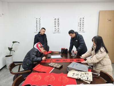 知荆州 爱荆州 兴荆州丨荆州区太晖村：挂灯笼送春联禁鞭宣传 文明欢度新春佳节