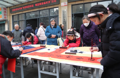 我们的节日·春节丨沙市区工农村社区：写春联送祝福 翰墨香传廉意