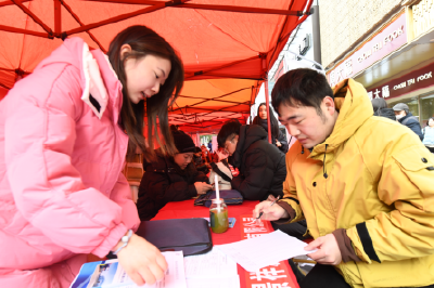 春风行动丨沙市区：春风送岗招聘火 求职人员不断线 