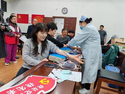 荆州市委机关干部踊跃无偿献血  传递爱心与温情