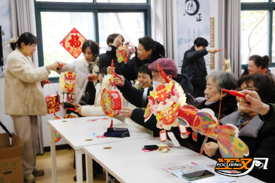 我们的节日·元宵丨沙市区红门路社区：巧手做花灯 欢喜闹元宵