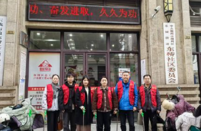 荆州区东桥社区开展“学雷锋清洁家园”志愿服务活动