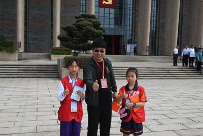 南湖革命纪念馆前，小记者对话百家党媒采访团“大咖”