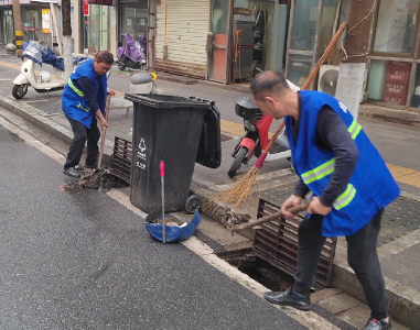 强降雨后，沙市城管开展清淤保畅行动