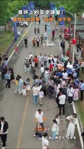 草坪上的安全课堂！露营大会民警“吆喝”送平安