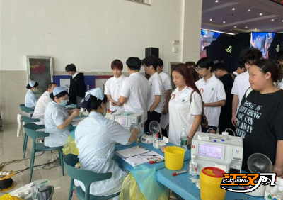 热血青春燃生命之光 荆职300多名学子挽臂献血7万毫升