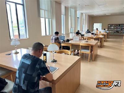 世界读书日丨荆州观察 纸电共读：在书页与屏幕间搭建 “未来桥梁”