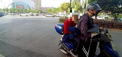 八旬老人迷路街头 荆州交警温情护航