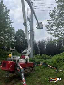 国网荆州供电公司城区供电中心：电力“山地战车”沙坡显威 带电抢修守护端午灯火