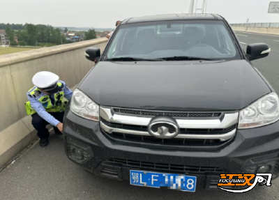 巡逻途中遇车辆爆胎 交警秒变“修车侠”暖心相助