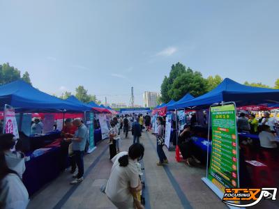 2025年荆州区“民营企业服务月”暨“返乡就业创业”专场招聘会举行