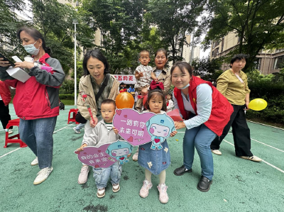 沙市区天井渊社区：母亲节户外亲子活动暖心上演