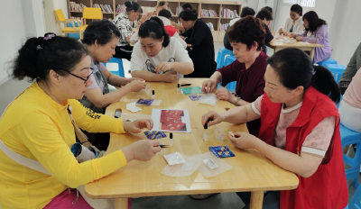 荆州区解放社区开展“浓情五月天 敬献母亲节”  非遗螺钿手工DIY活动  