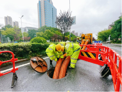 排渍突击队“蹲守”  严阵以待保路畅