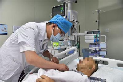 暖新闻 | 球友突然倒地命悬一线 众人合力上演生死救援