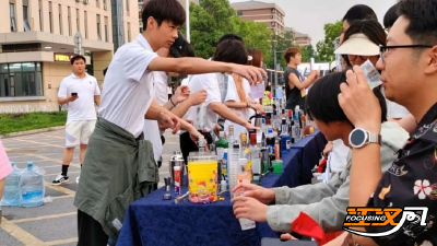 荆州职业技术学院学生走进社区开展鸡尾酒科普与创业体验活动