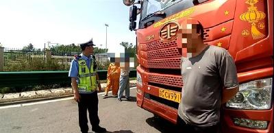 货车违规超员 难逃交警“法眼”     