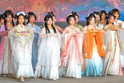 《楚天都市报》关注荆州：各类新式战国袍的发源地在荆州