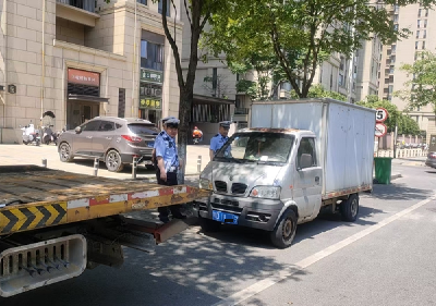 清理“僵尸车”，荆州交警在行动