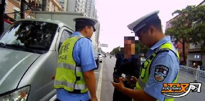 小货车突然溜车 交警及时化解险情 